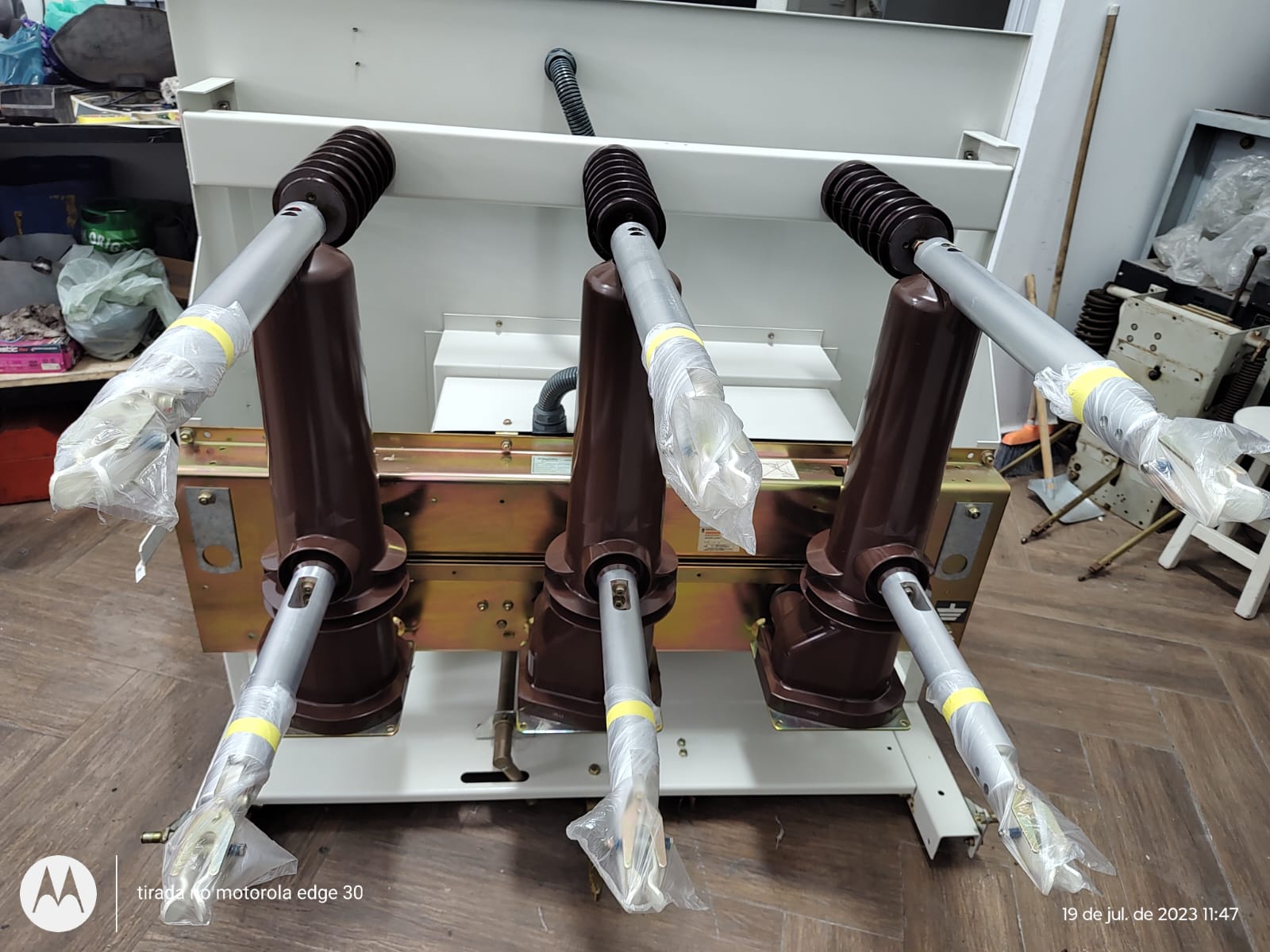 Conjunto tripolar em bancada técnica